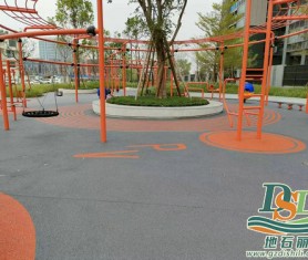 佛山南海時(shí)代公園彩色透水瀝青路面進(jìn)一步施工畫線