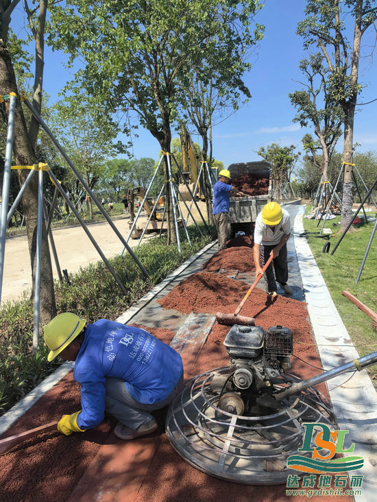 廣州南沙區濱海公園防洪堤升級改造透水混凝土路面施工中！