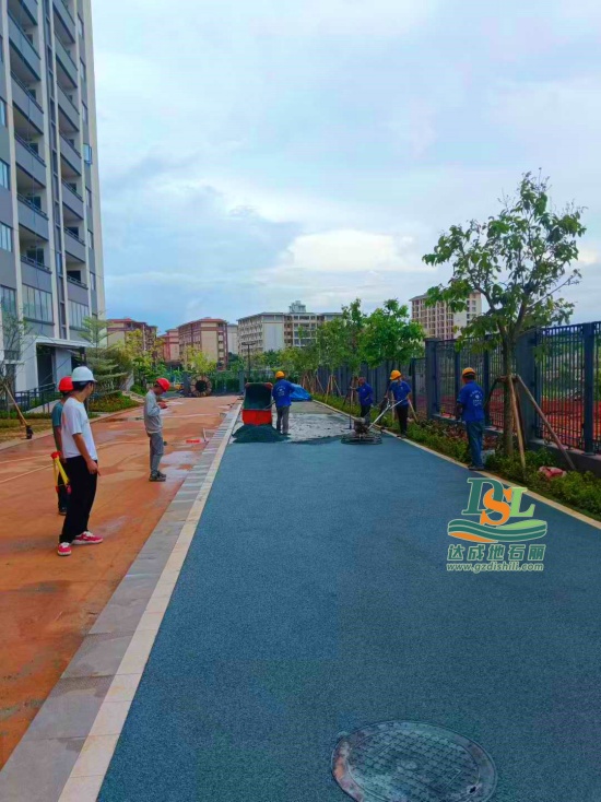 【廣州地石麗】海南彩色透水混凝土路面施工！